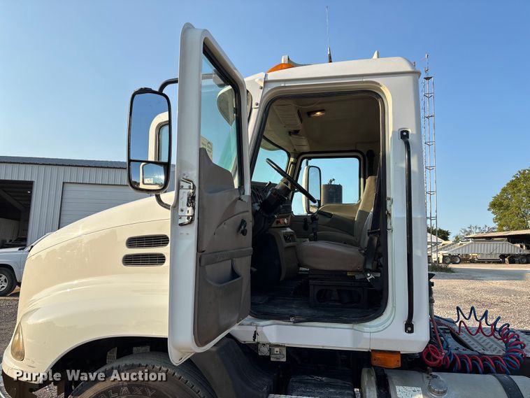 image for item DT4966 2007 Mack 600 semi truck