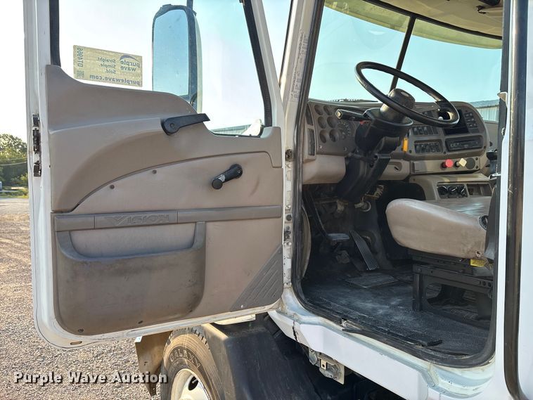 image for item DT4966 2007 Mack 600 semi truck