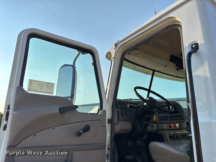 image for item DT4966 2007 Mack 600 semi truck