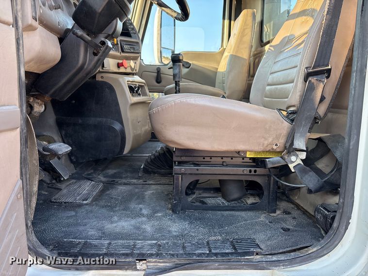 image for item DT4966 2007 Mack 600 semi truck