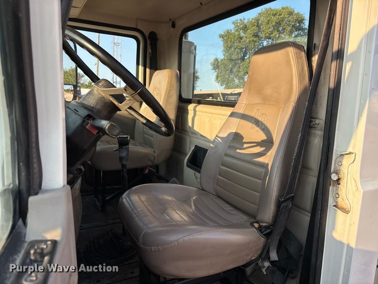 image for item DT4966 2007 Mack 600 semi truck