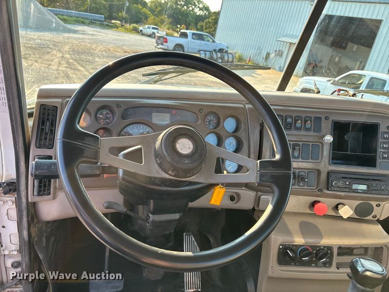 image for item DT4966 2007 Mack 600 semi truck