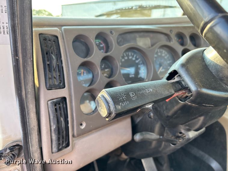 image for item DT4966 2007 Mack 600 semi truck