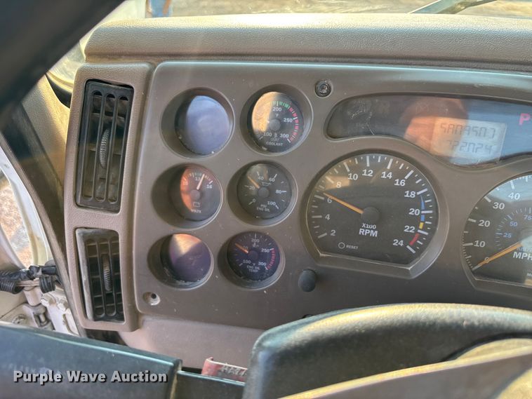 image for item DT4966 2007 Mack 600 semi truck