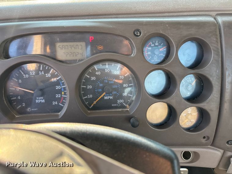 image for item DT4966 2007 Mack 600 semi truck