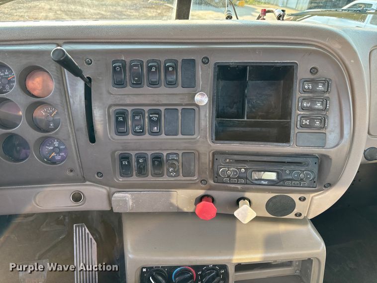 image for item DT4966 2007 Mack 600 semi truck