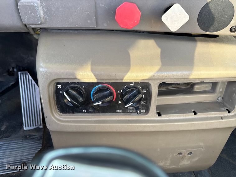 image for item DT4966 2007 Mack 600 semi truck