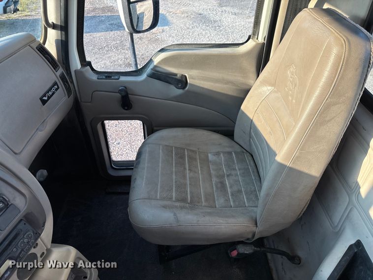 image for item DT4966 2007 Mack 600 semi truck