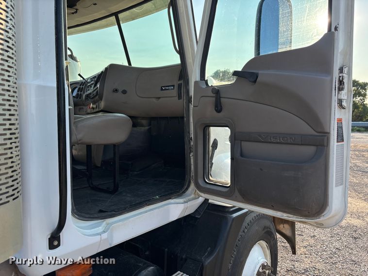 image for item DT4966 2007 Mack 600 semi truck