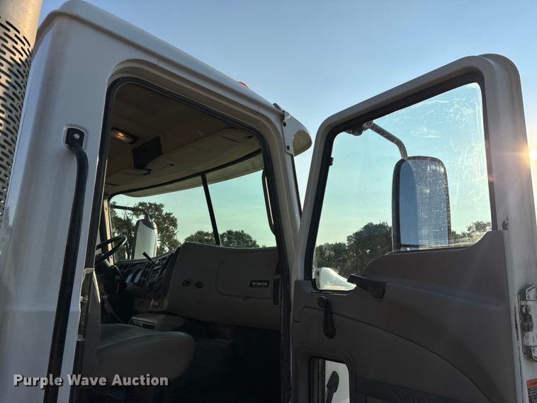 image for item DT4966 2007 Mack 600 semi truck