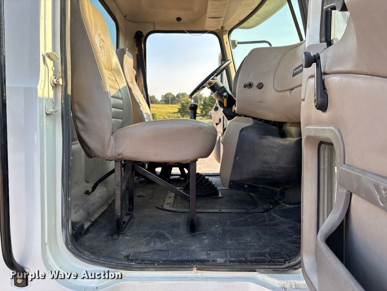 image for item DT4966 2007 Mack 600 semi truck