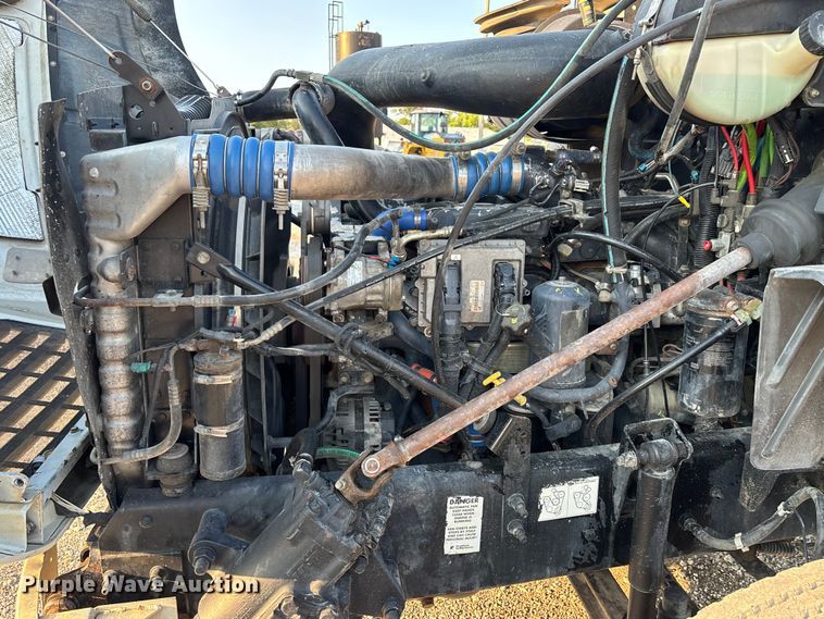 image for item DT4966 2007 Mack 600 semi truck