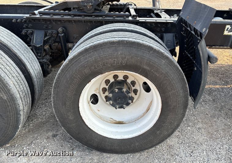 image for item DT4966 2007 Mack 600 semi truck