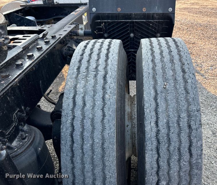 image for item DT4966 2007 Mack 600 semi truck