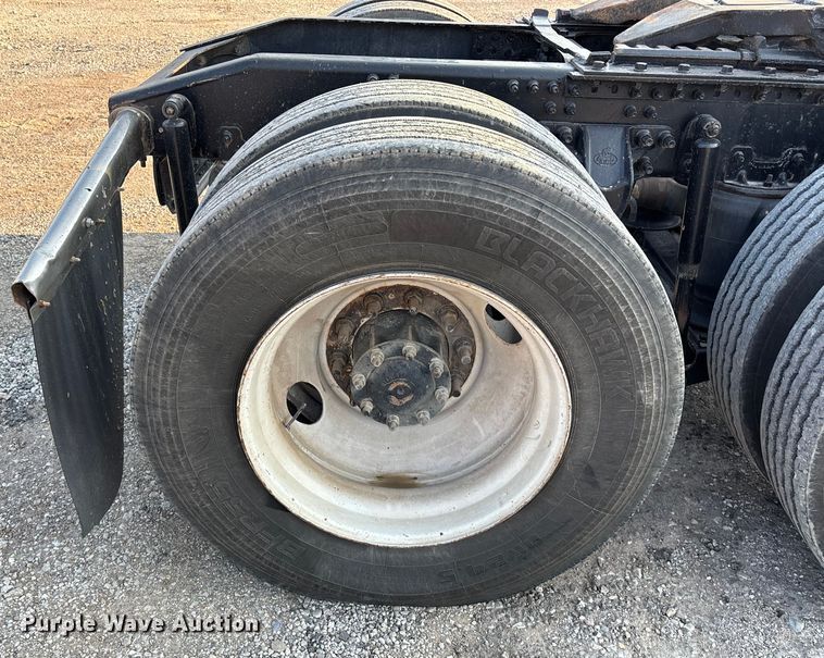 image for item DT4966 2007 Mack 600 semi truck