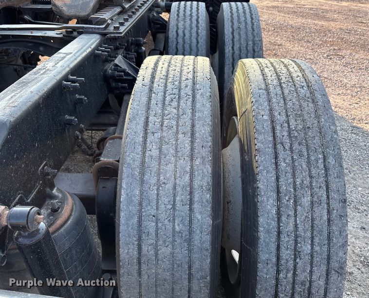 image for item DT4966 2007 Mack 600 semi truck