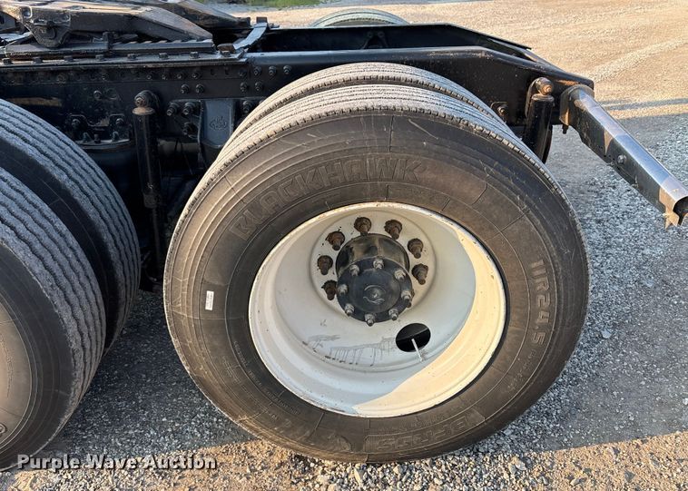 image for item DT4966 2007 Mack 600 semi truck