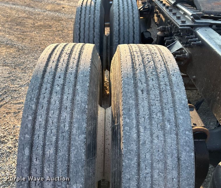 image for item DT4966 2007 Mack 600 semi truck