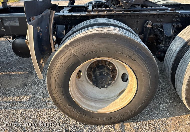 image for item DT4966 2007 Mack 600 semi truck