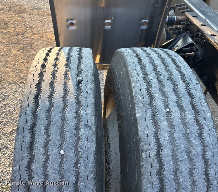 image for item DT4966 2007 Mack 600 semi truck