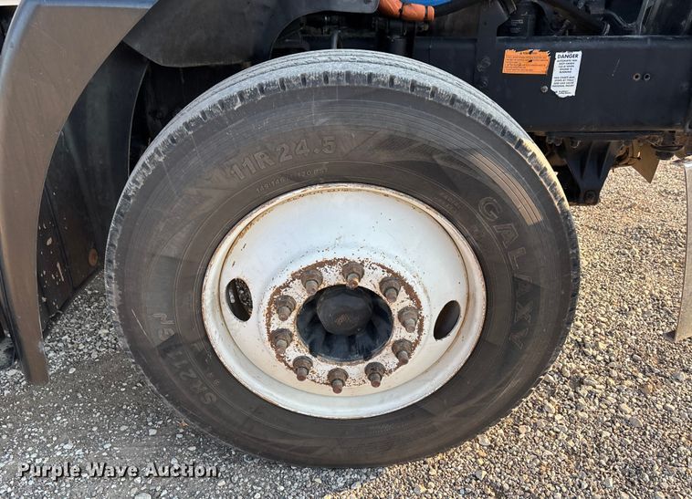 image for item DT4966 2007 Mack 600 semi truck