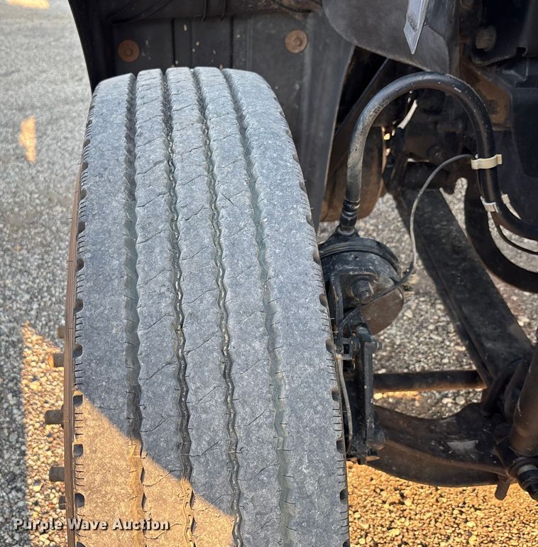 image for item DT4966 2007 Mack 600 semi truck