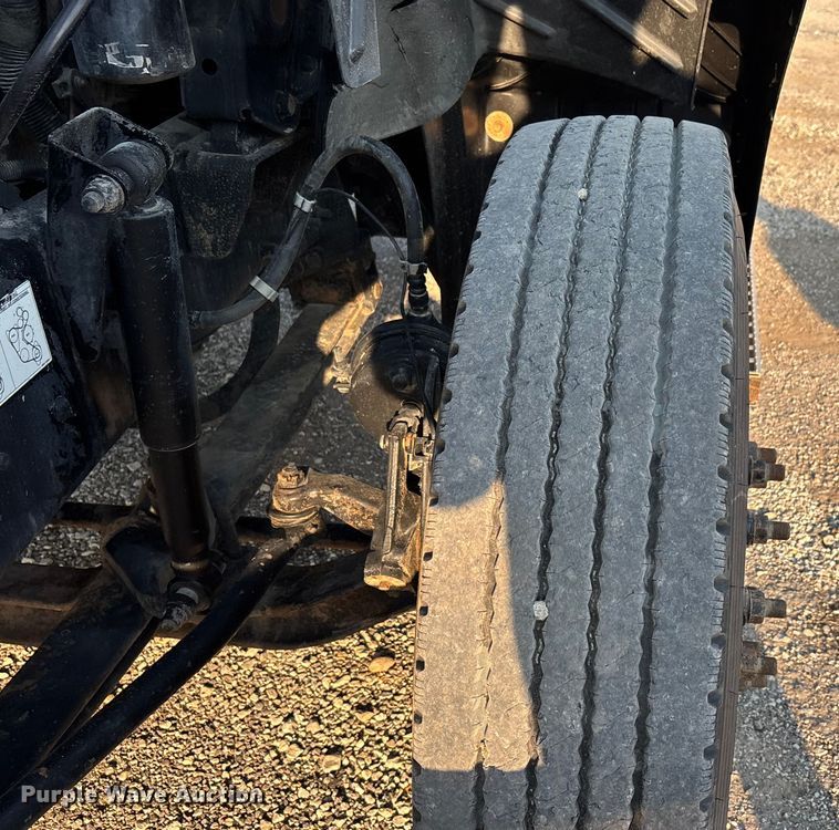 image for item DT4966 2007 Mack 600 semi truck