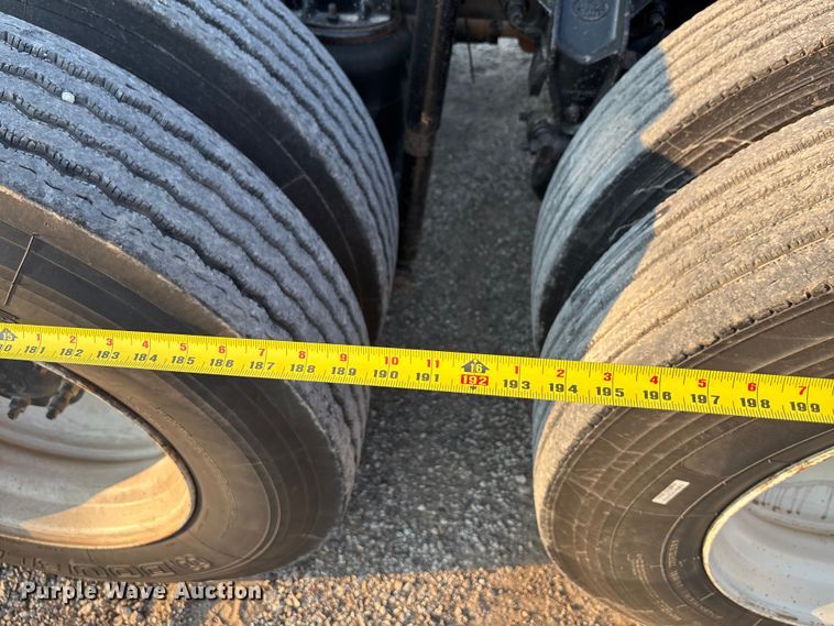 image for item DT4966 2007 Mack 600 semi truck