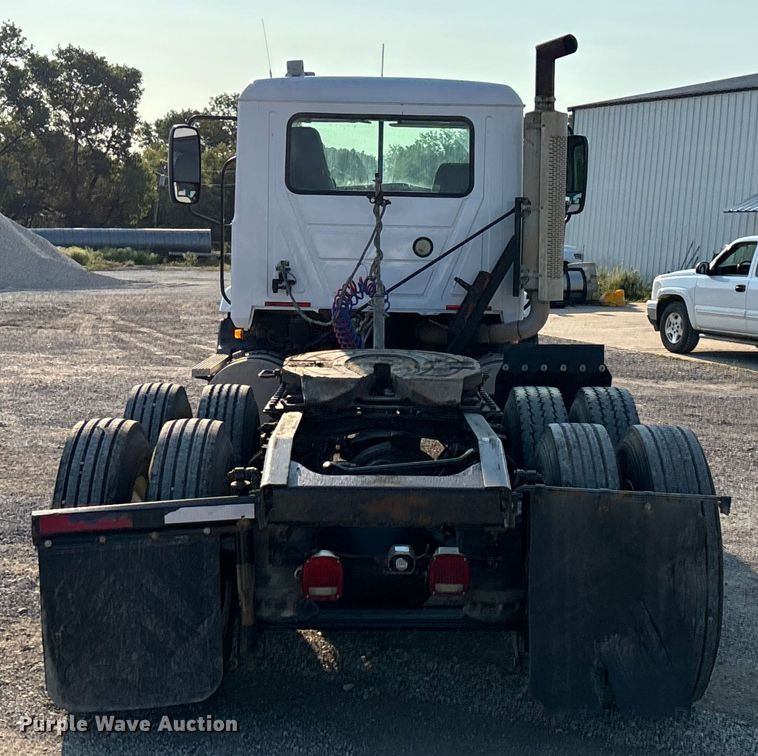 image for item DT4968 2007 Mack 600 semi truck