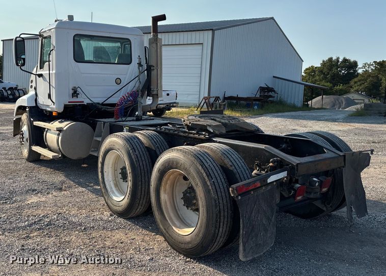 image for item DT4968 2007 Mack 600 semi truck