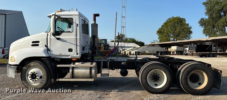 image for item DT4968 2007 Mack 600 semi truck
