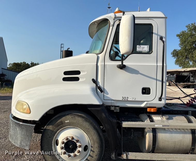 image for item DT4968 2007 Mack 600 semi truck