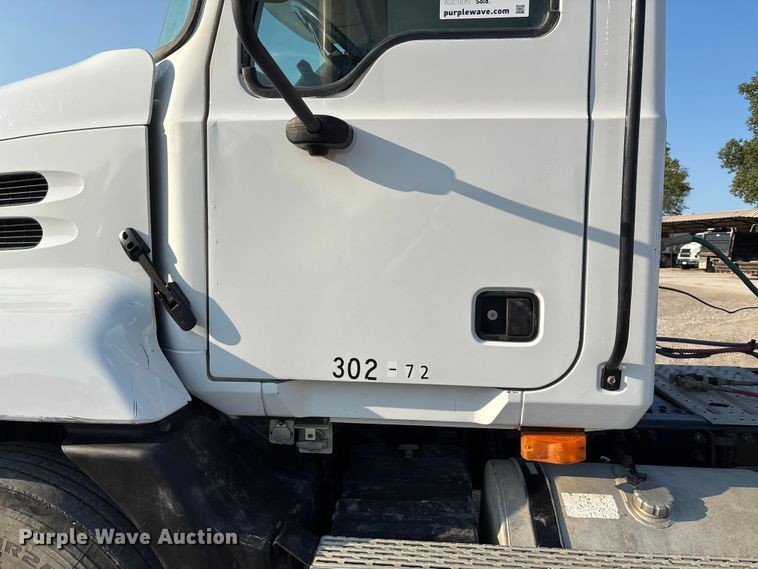 image for item DT4968 2007 Mack 600 semi truck