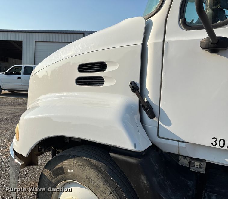 image for item DT4968 2007 Mack 600 semi truck