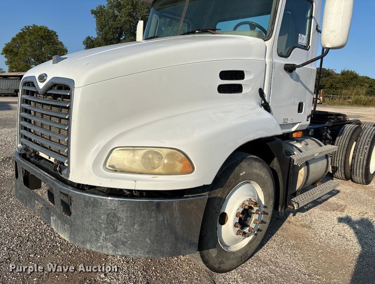 image for item DT4968 2007 Mack 600 semi truck