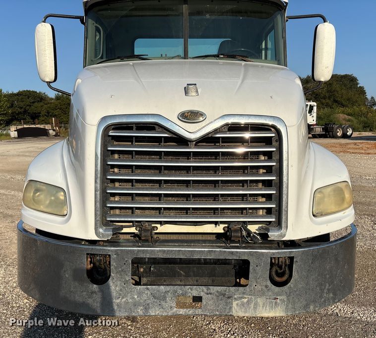 image for item DT4968 2007 Mack 600 semi truck