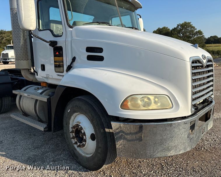 image for item DT4968 2007 Mack 600 semi truck
