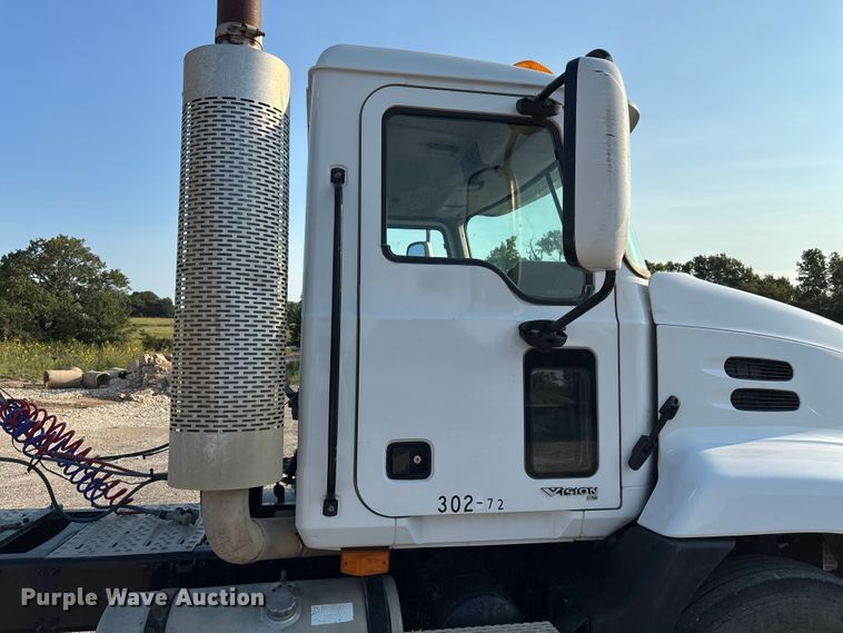 image for item DT4968 2007 Mack 600 semi truck