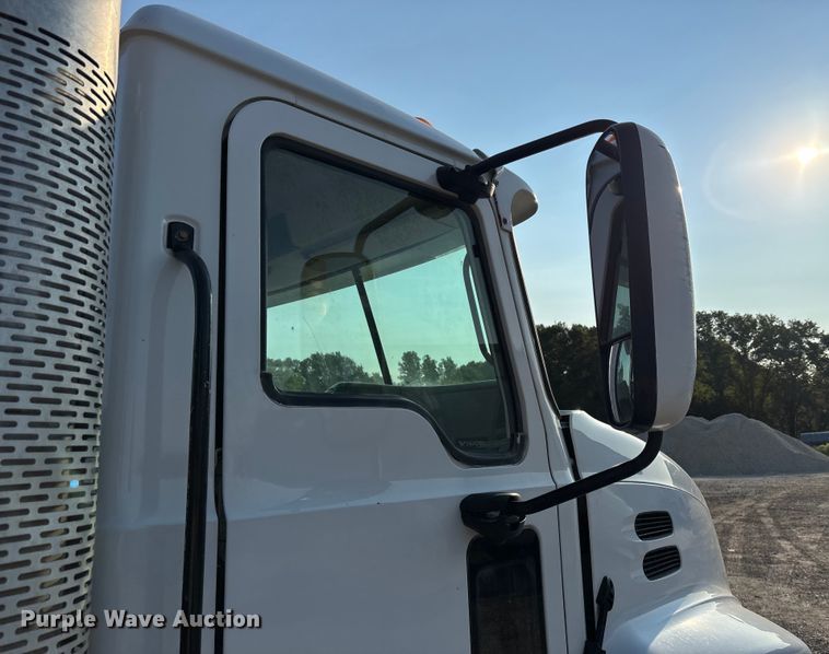 image for item DT4968 2007 Mack 600 semi truck