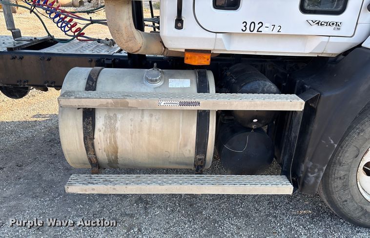 image for item DT4968 2007 Mack 600 semi truck