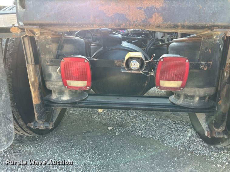 image for item DT4968 2007 Mack 600 semi truck