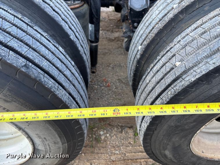 image for item DT4968 2007 Mack 600 semi truck