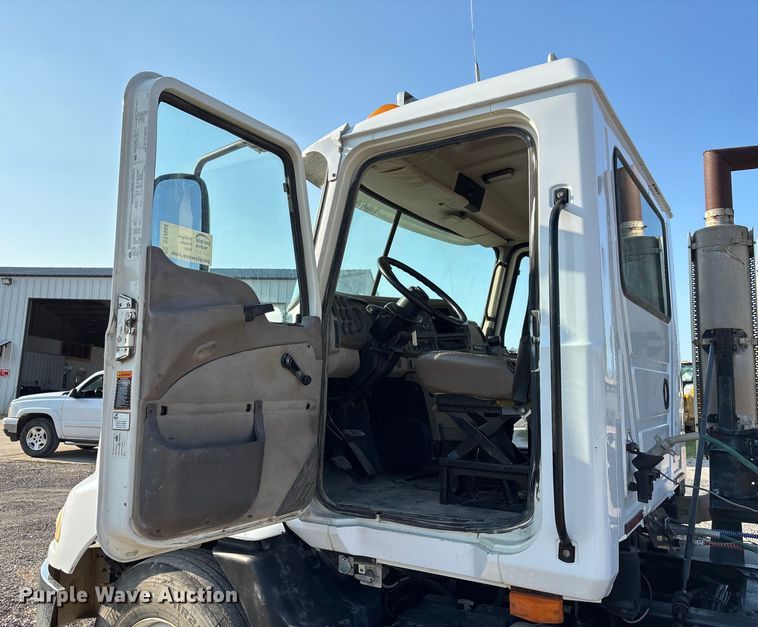 image for item DT4968 2007 Mack 600 semi truck