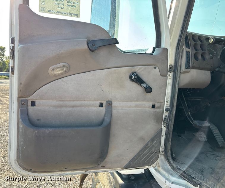 image for item DT4968 2007 Mack 600 semi truck