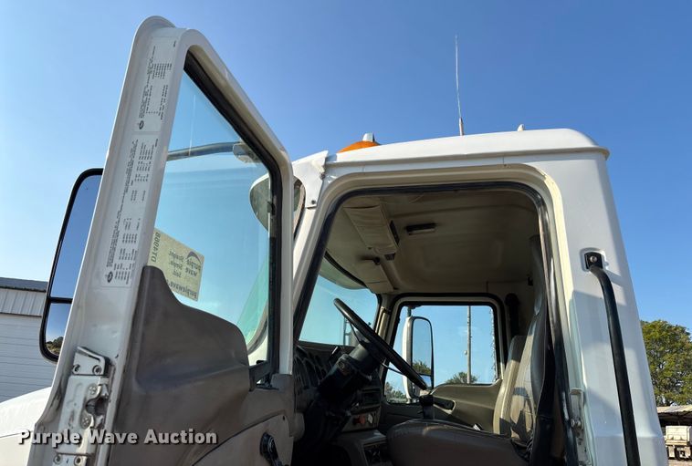 image for item DT4968 2007 Mack 600 semi truck