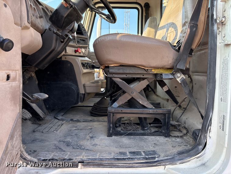 image for item DT4968 2007 Mack 600 semi truck