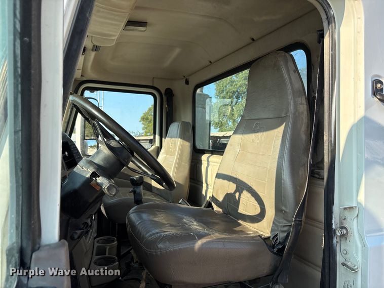 image for item DT4968 2007 Mack 600 semi truck