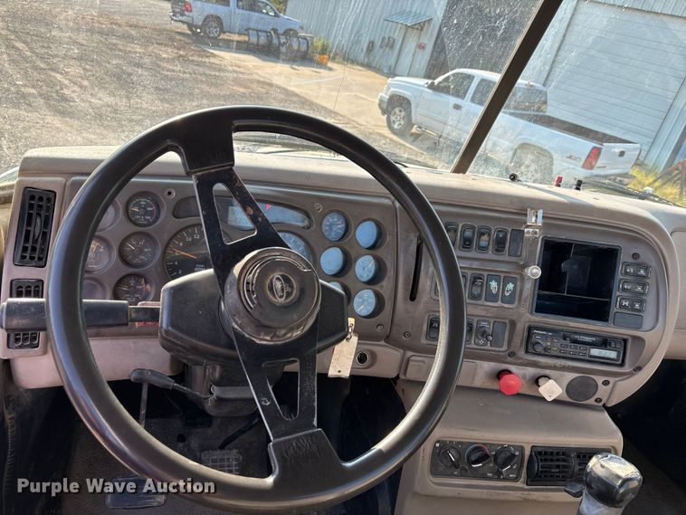 image for item DT4968 2007 Mack 600 semi truck