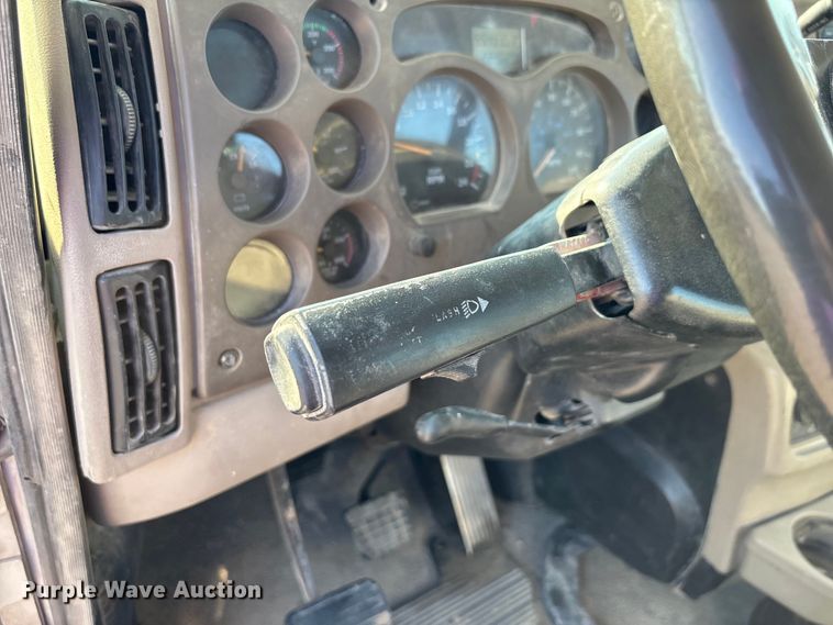 image for item DT4968 2007 Mack 600 semi truck