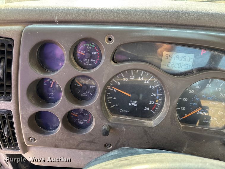 image for item DT4968 2007 Mack 600 semi truck